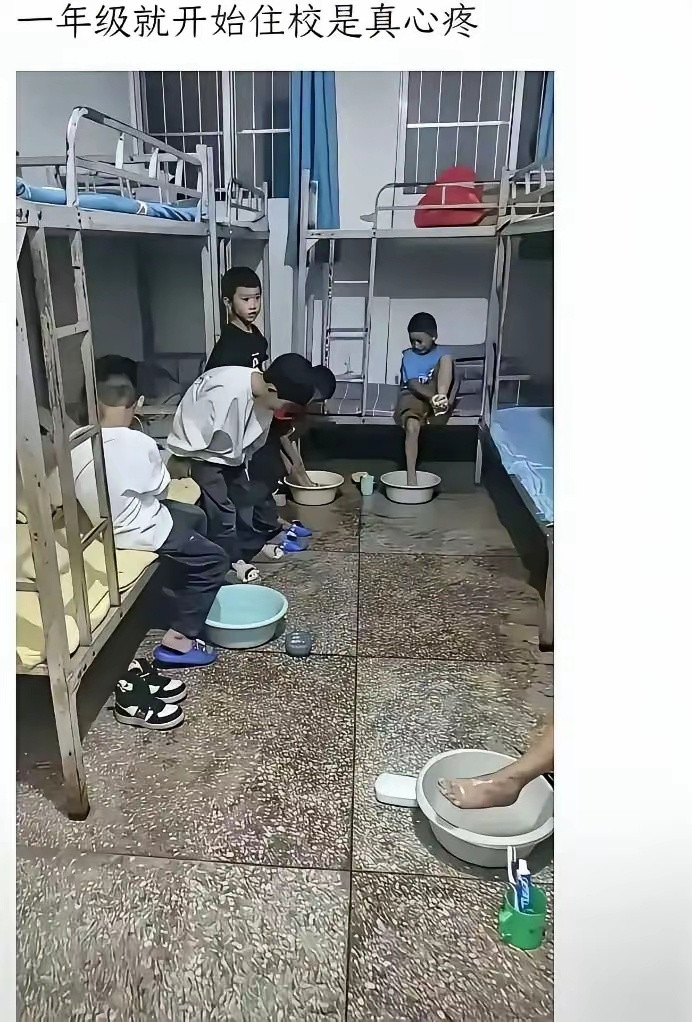 一年级就住校，做父母的心不痛吗？这个年龄会洗衣服能提得起一桶水吗？