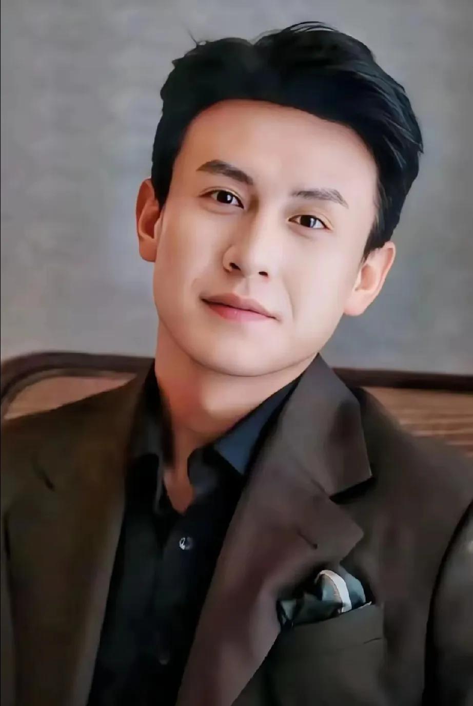 刘萧旭和于龙。就长相而言，两个人是不同性格的人，一文一武。但是人往往不能看表面