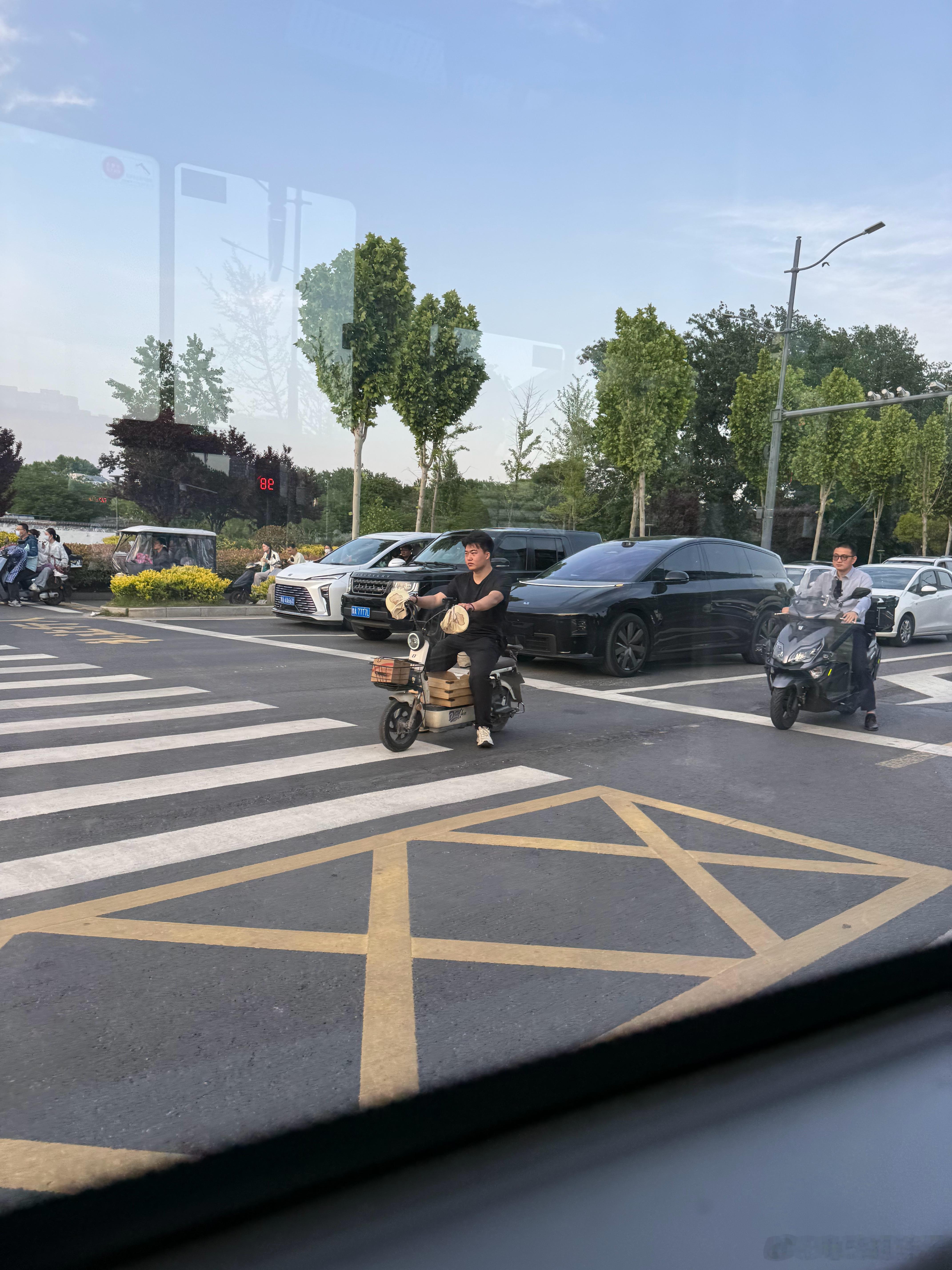 捕捉全黑色理想i8一辆，帅的！帅的！理想汽车理想i8