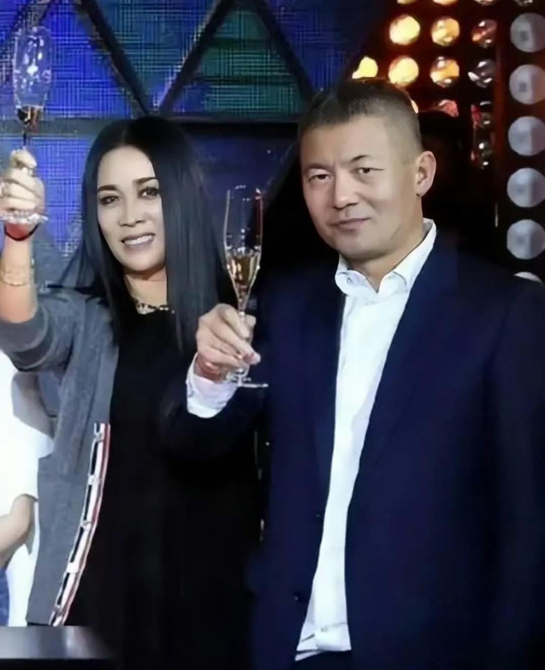 万万没想到，前几天预告的“国民级女星后院起火”竟然是指那英和她老公。明明在刚播