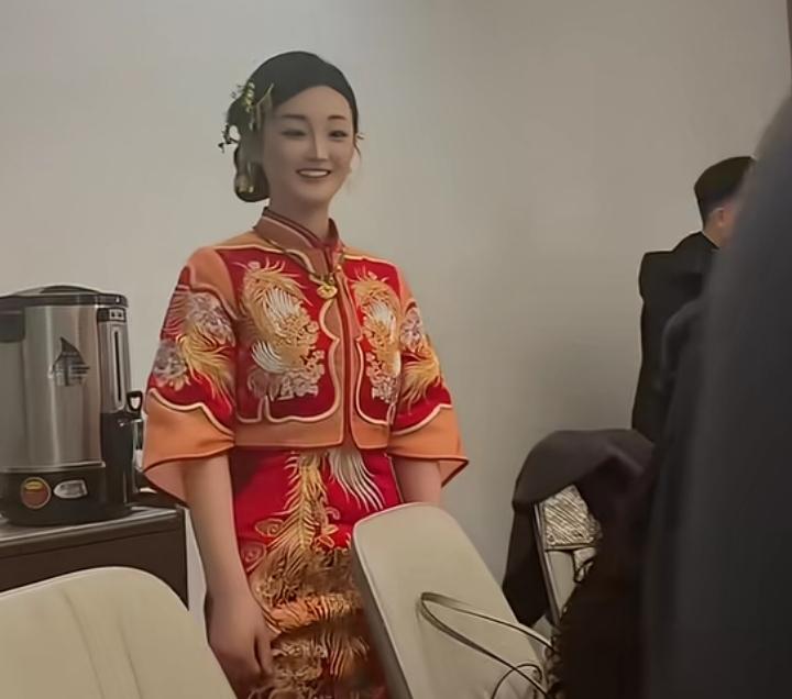 朱之文前儿媳陈亚男订婚了。看到这样的情景，朱之文心里应该是非常后悔的，后悔当初