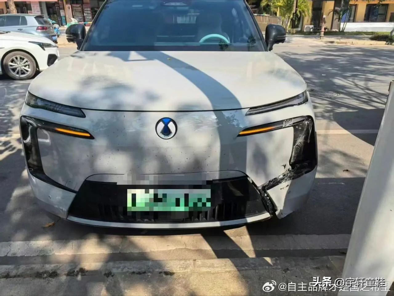 腾势N8L：“大哥，不好意思，把你撞弯了！”电线杆：“没事，我小问题，你车头没