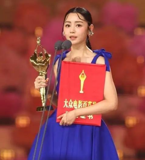 融不进的圈子不必强求，百花奖颁奖结束后出现令人五味杂陈的一幕。今年的百花奖各个奖