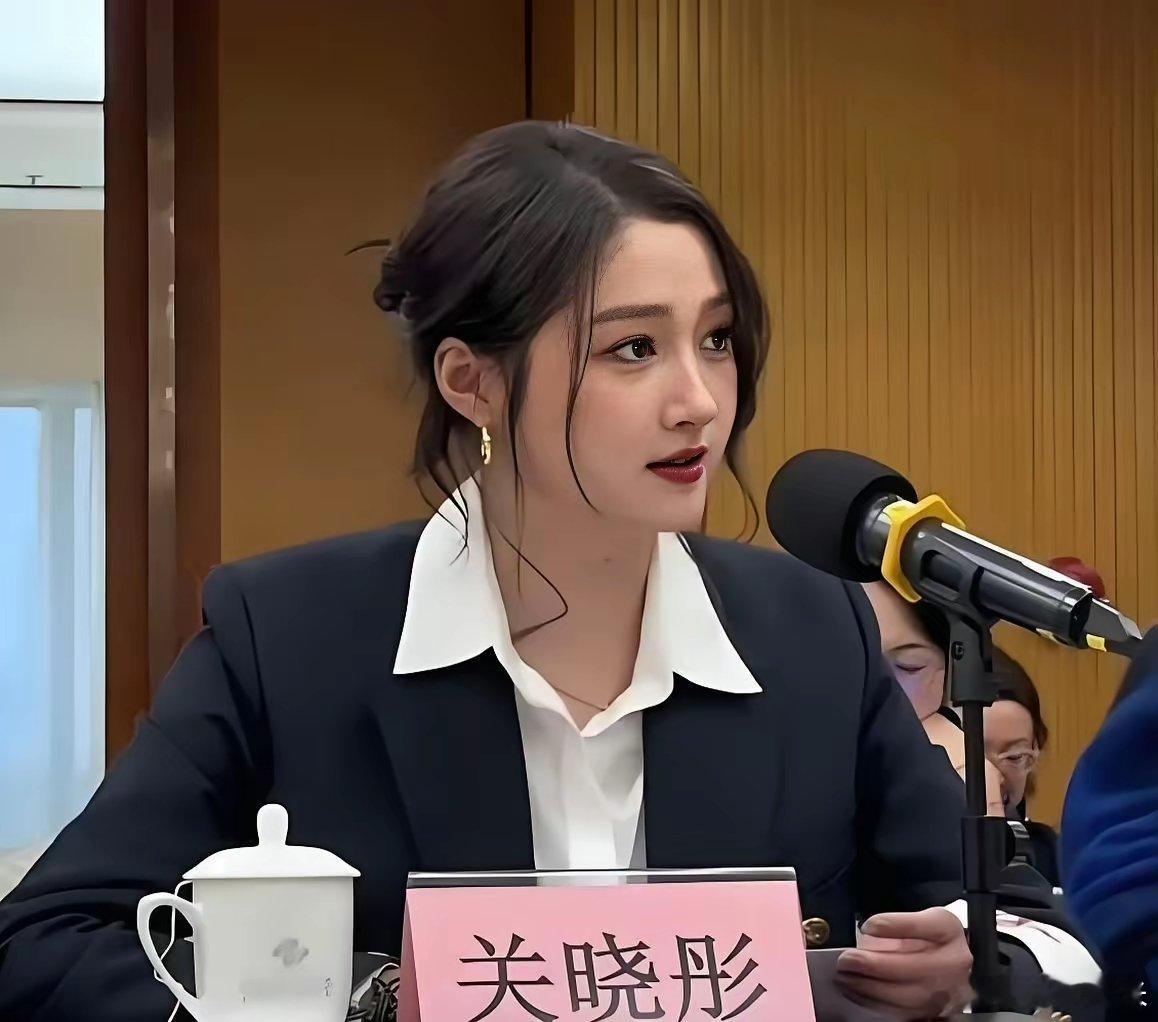 关晓彤的体制内打扮和宋佳一比，差距还是挺明显的