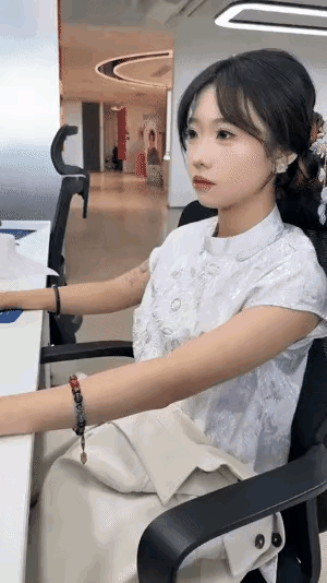 我不盖着腿，你会专心上班吗？[捂脸哭]