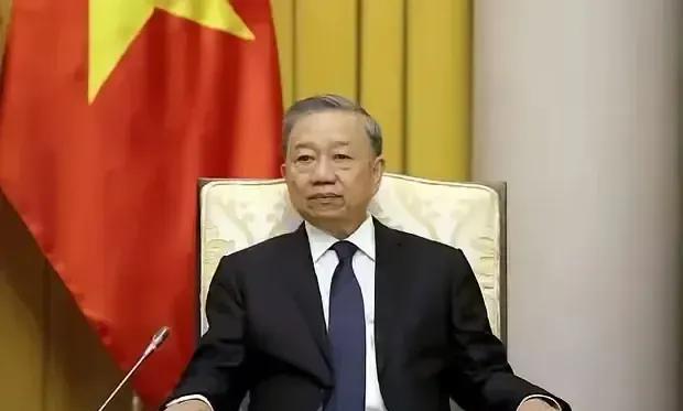 越南掌舵人苏林被残酷的国际贸易战搞得焦头烂额！本打算左右逢源、两边下注，在夹缝中