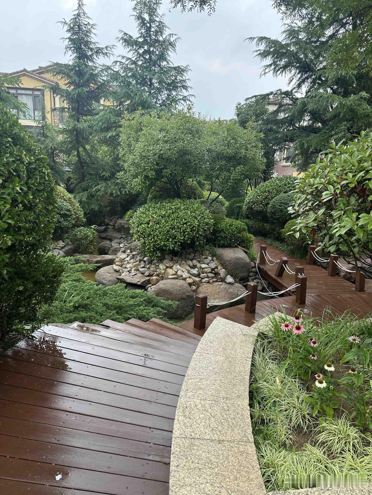 昨天俺家老爷们说：“明天的雨肯定不小。”他嘟囔了好几遍。我说：“没事啊，别瞎