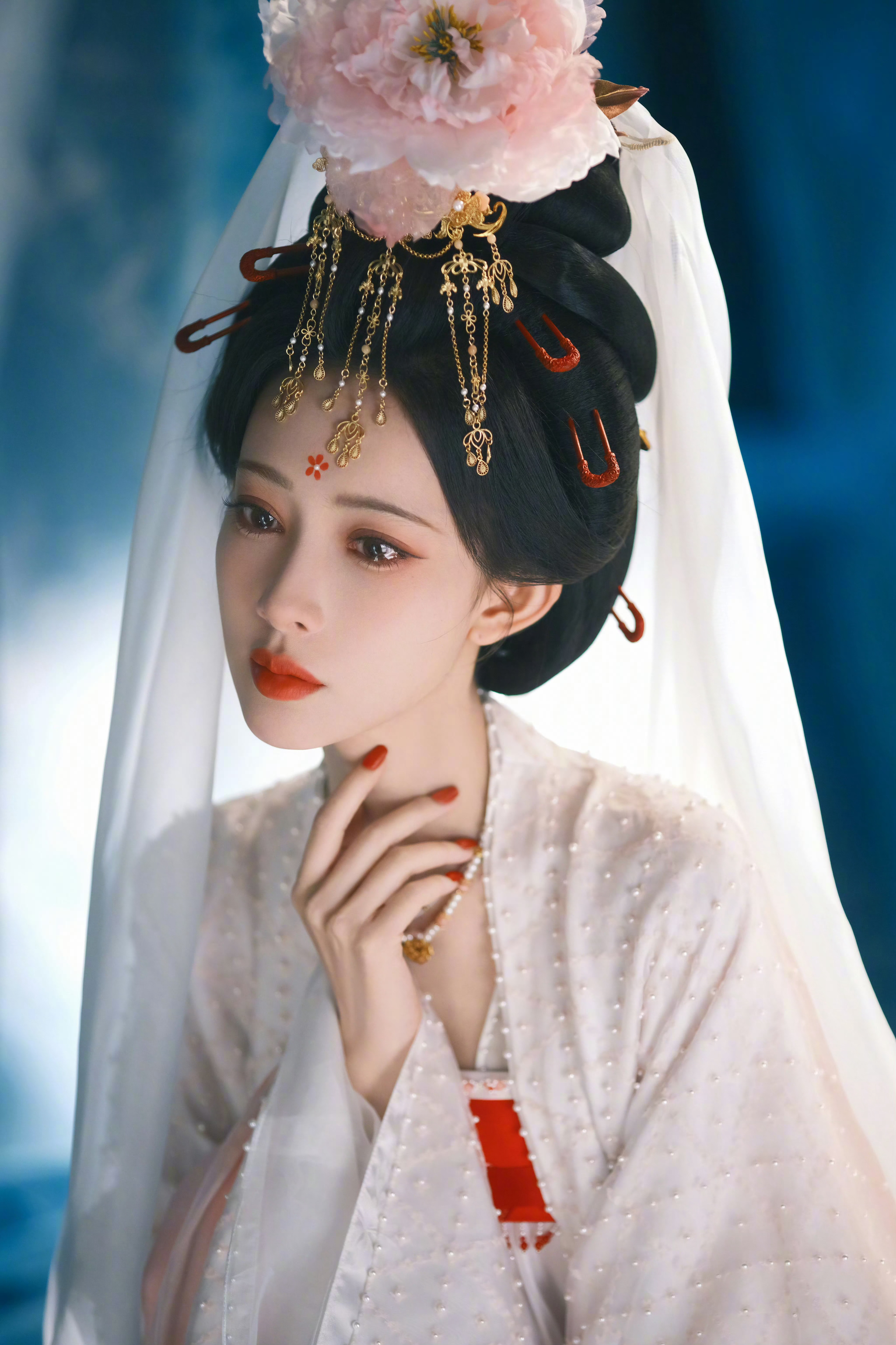 说真的，你们能get她的古装吗？五官明明够艳了，《尚公主》妆还这么重…这剧照拍得