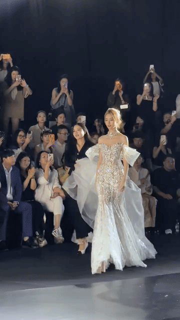 第一次get到徐艺洋的颜，这一身太美了！比她结婚时的妆造好看太多！她真的好适合浅