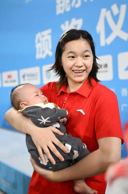 抱着孩子领奖的全红婵，可能是全中国，甚至全世界最松弛的运动员了吧！十五运跳水