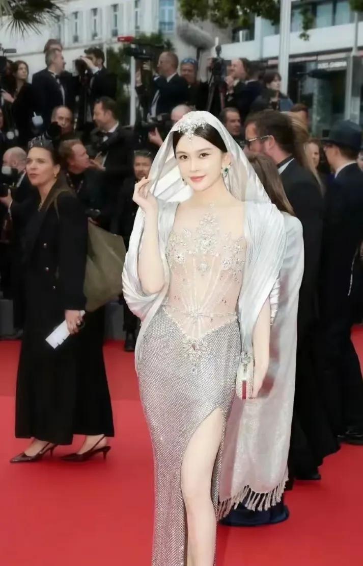 赵樱子戛纳礼服意外被毁现身时这身材堪称惊艳