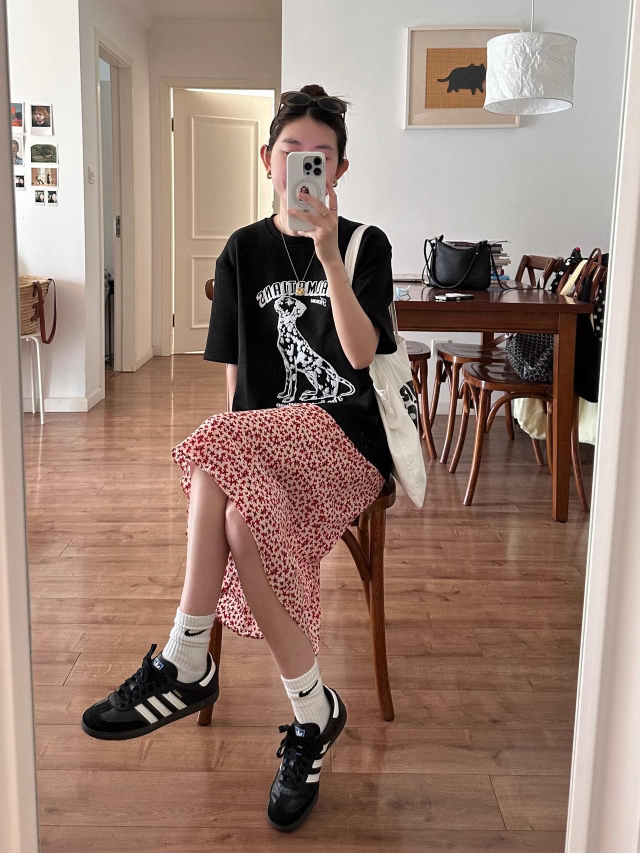T恤配碎花裙超好看呀！很喜欢这里的配色！宽松黑T带着斑点狗印花，酷感又俏皮，搭