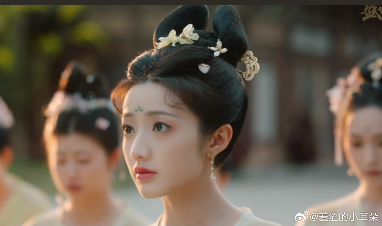 盛世天下不管主角还是配角，发型都梳的蛮好看的。​​​