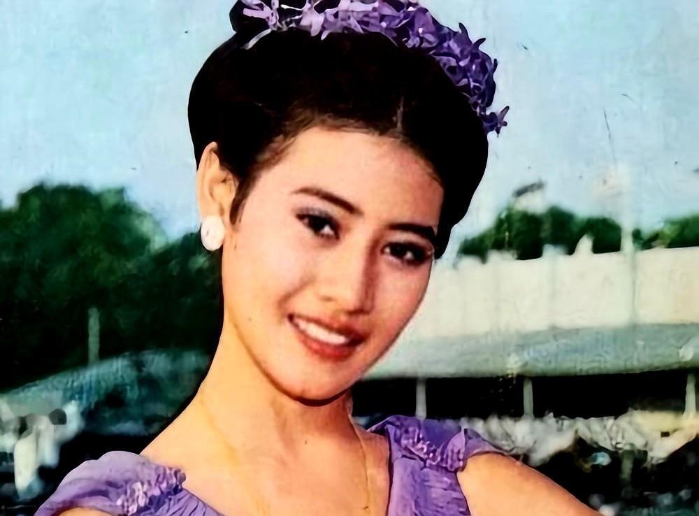 泰国国王的四任妻子，大家说说哪个美？四个图片分别是第一二三四任妻子的照片，大