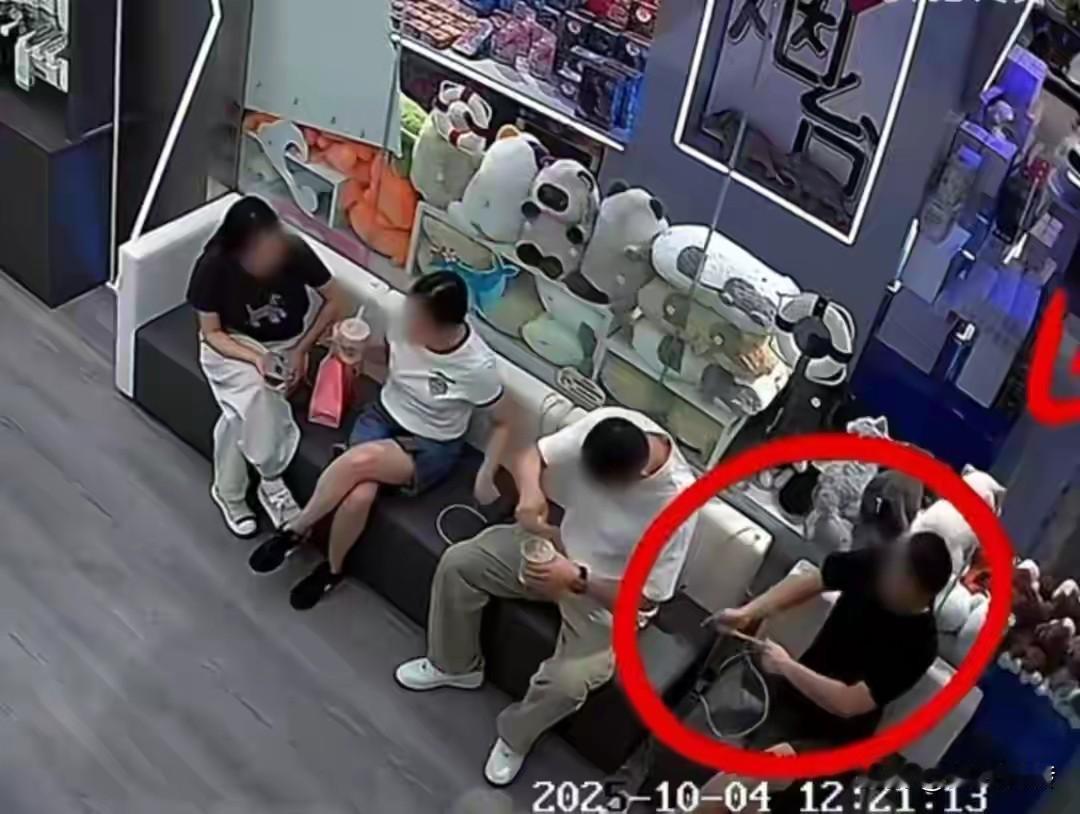 免费充完电把数据线故意扯断的事情后续来了。一开始店家给黑衣男子打电话时，死不承认