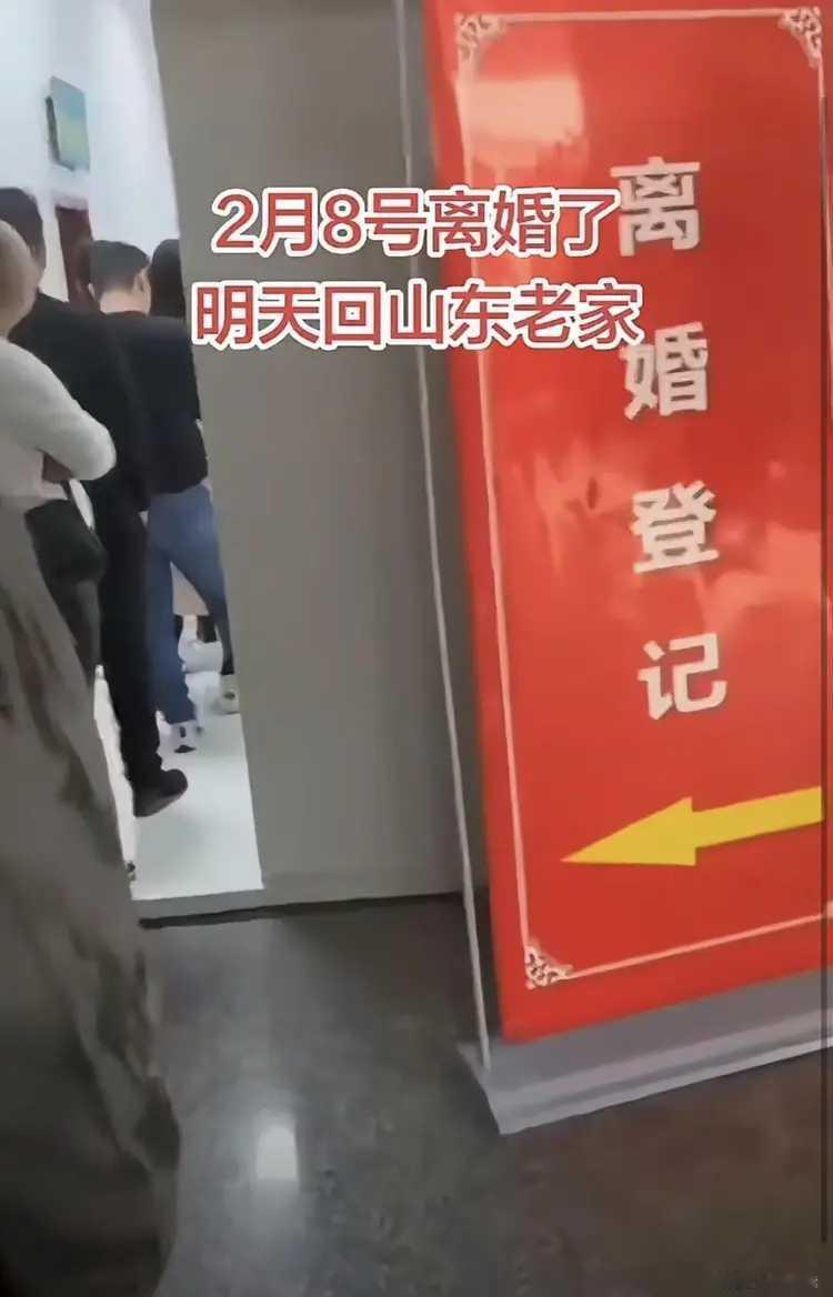 现在的一些年轻人真会玩，把离婚当成了时尚，而且还专挑节前离婚。一女子8日在民政