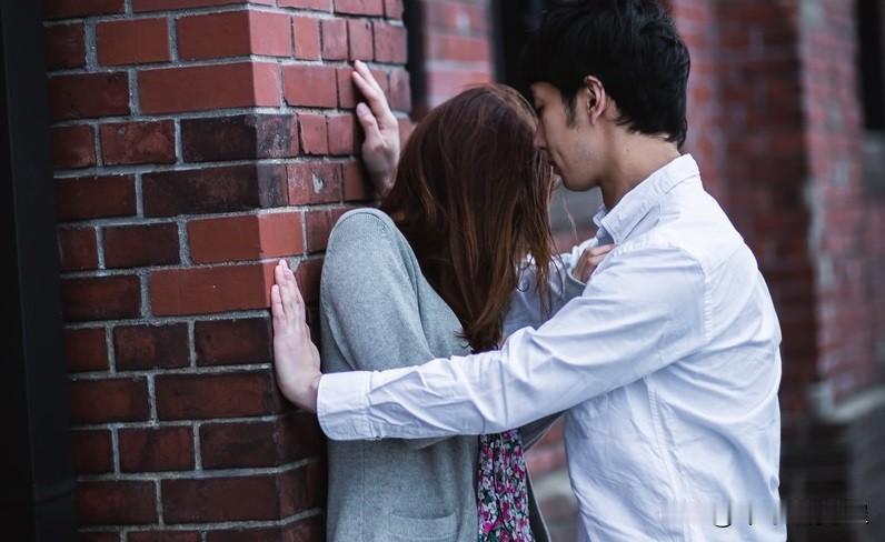一个男人找情人，就图这几样东西：1、图色，贪图女人的身子，嘴上说的爱情，都是为