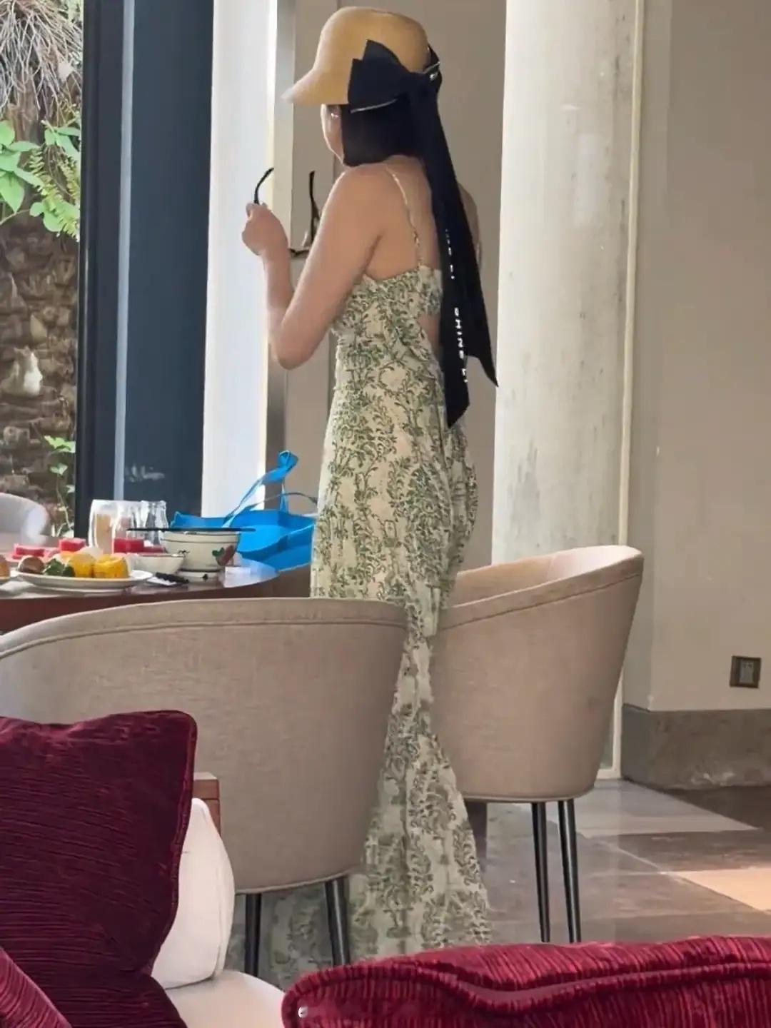 偶遇颖儿在三亚酒店吃早餐，度假风打扮好美，7岁女儿小月亮也在！