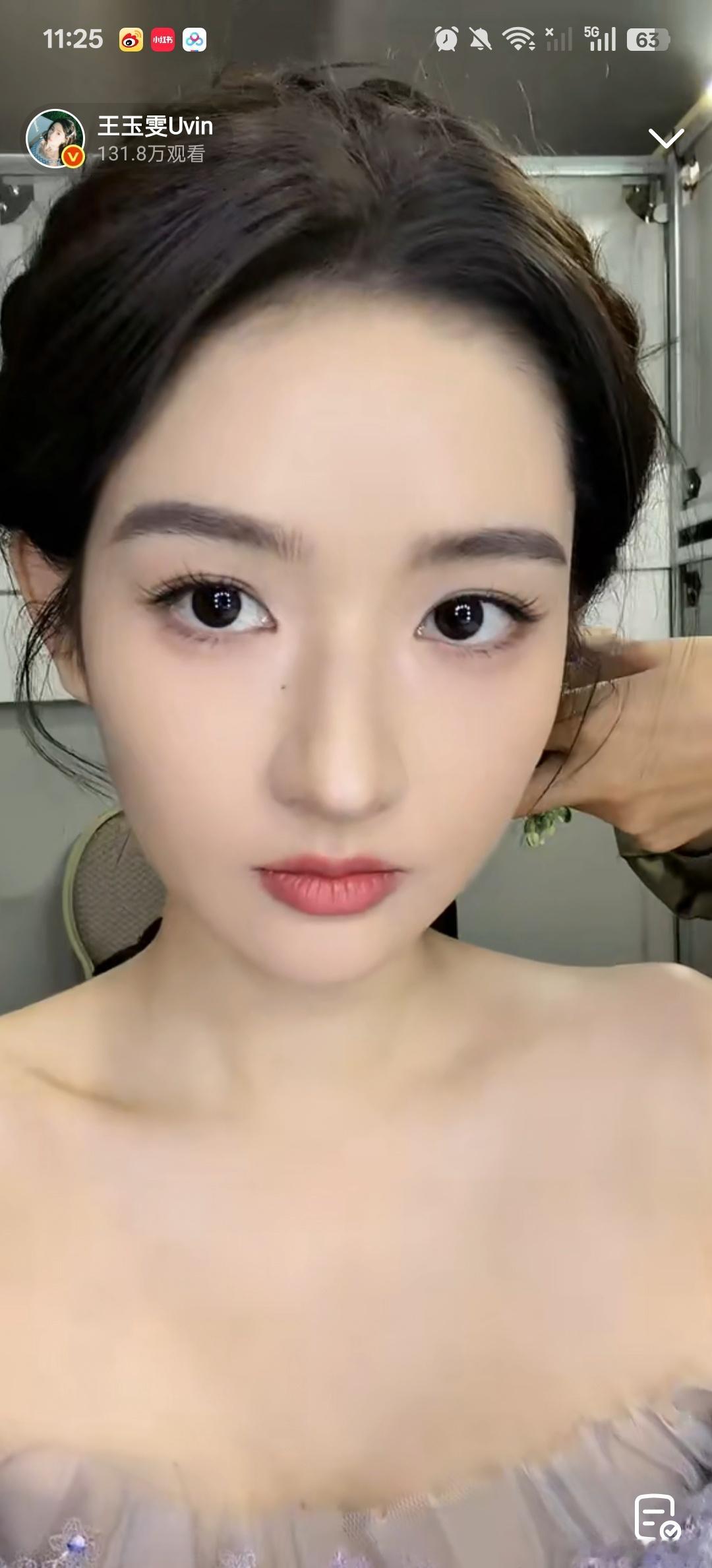 王玉雯直播直播抢先看妆造！王姐今天美美哒，编发戴小花花，完全是氛围仙子！果然