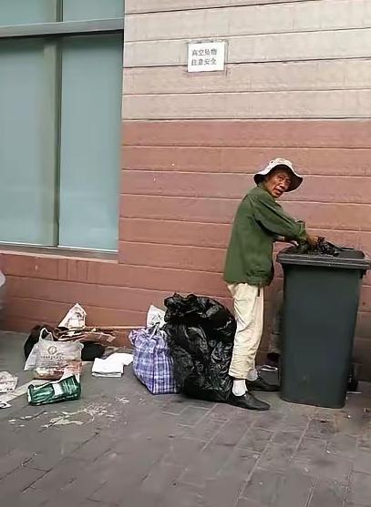 大家发现没有，现在有很多老人都捡垃圾，关键他们都不是穷人，他们都是有退休金的，这