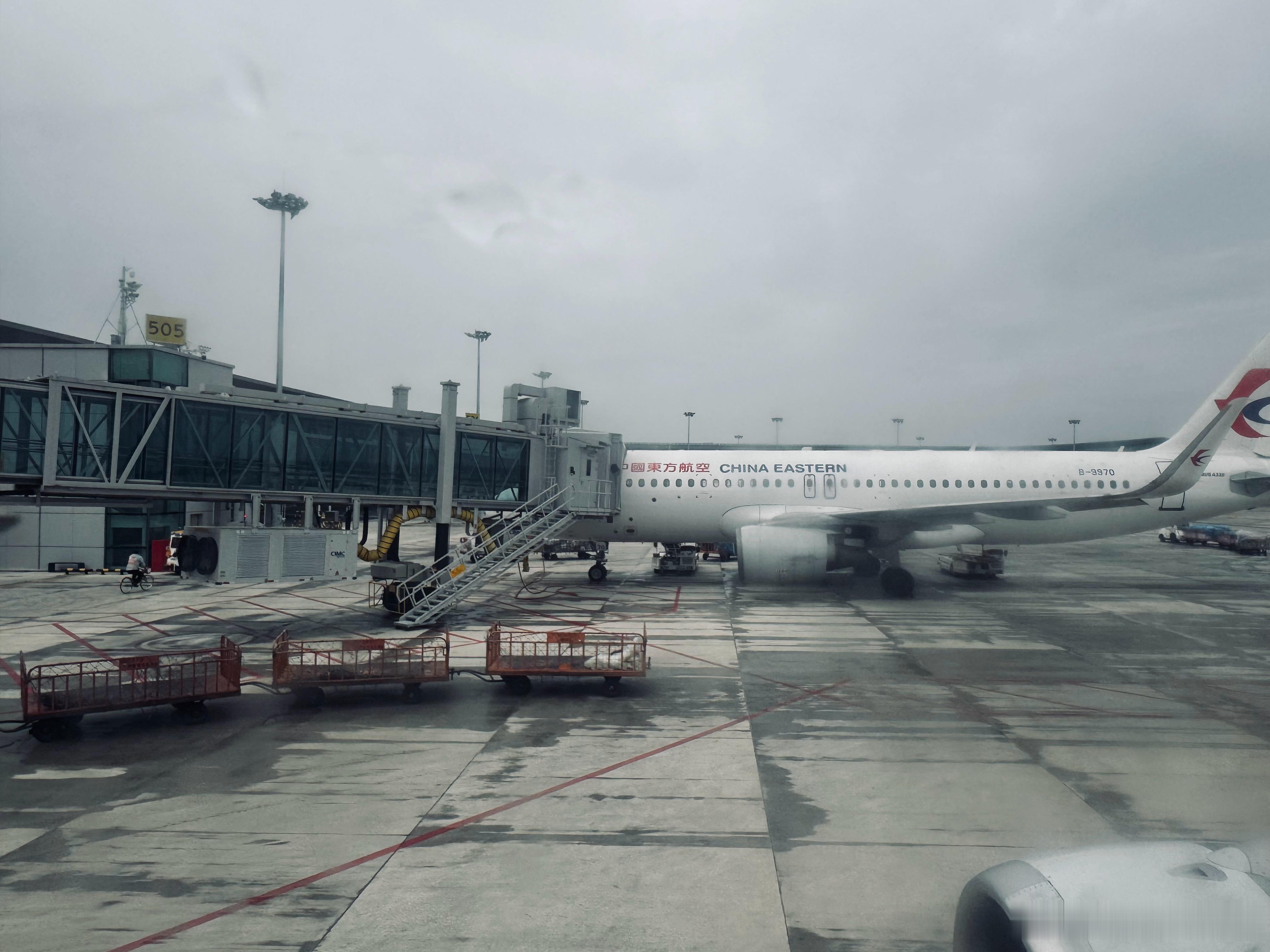 这一排燕子标，不说还以为到上海了呢[doge]航空​​​
