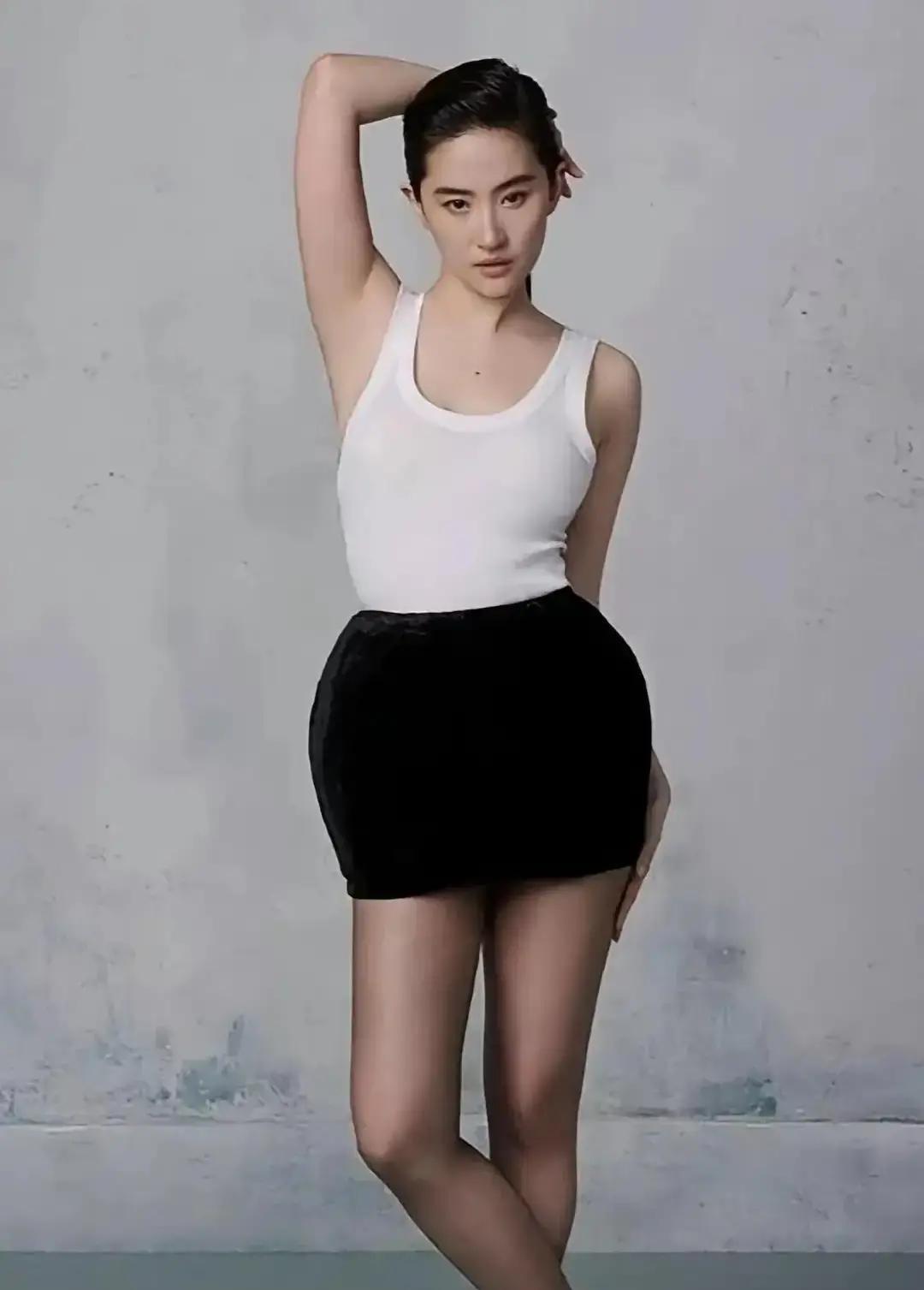 刘亦菲穿件白背心牛仔裤素颜逛街，被路人随手一拍就刷屏。没化妆没造型，头发随便一