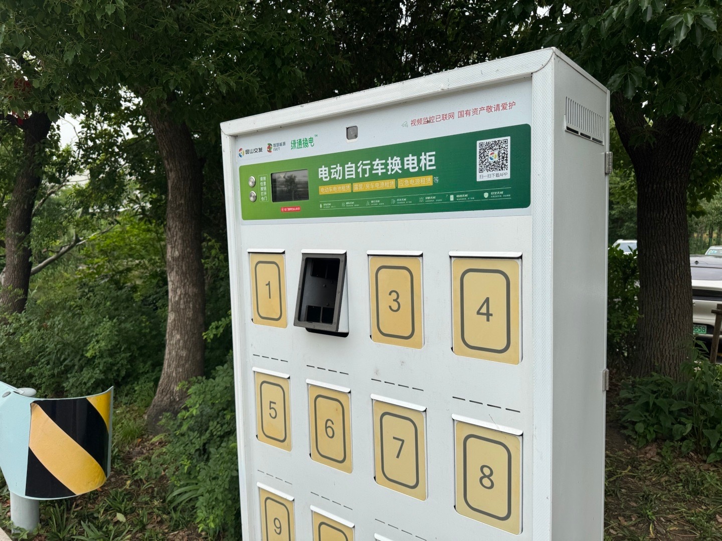 电动车的换电柜还挺有意思的用户可以在换电柜上放置空电池，然后立马取上满电电池，全