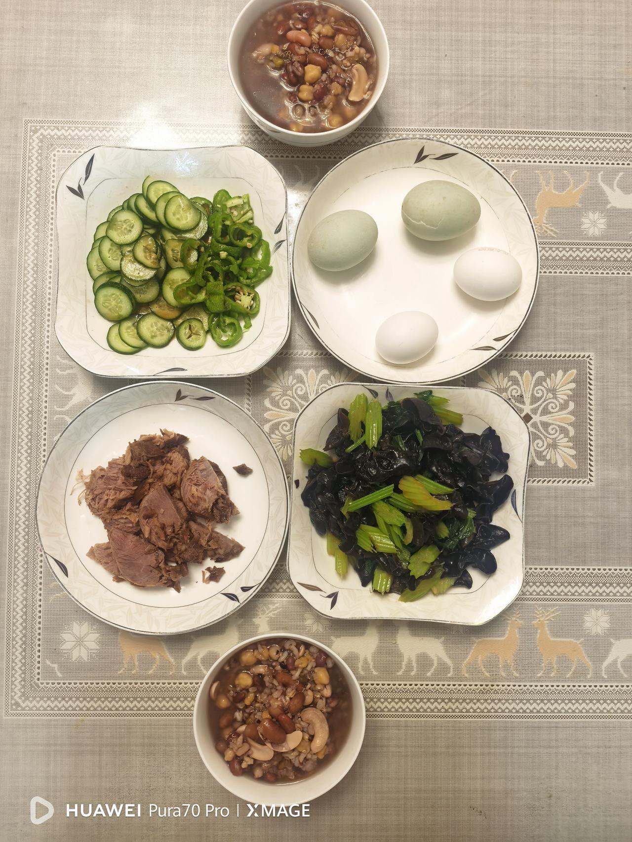 两个人的早餐，简单但不凑合。早早煮上杂粮饭，以豆类为主，各种芸豆、鹰嘴豆、红小豆