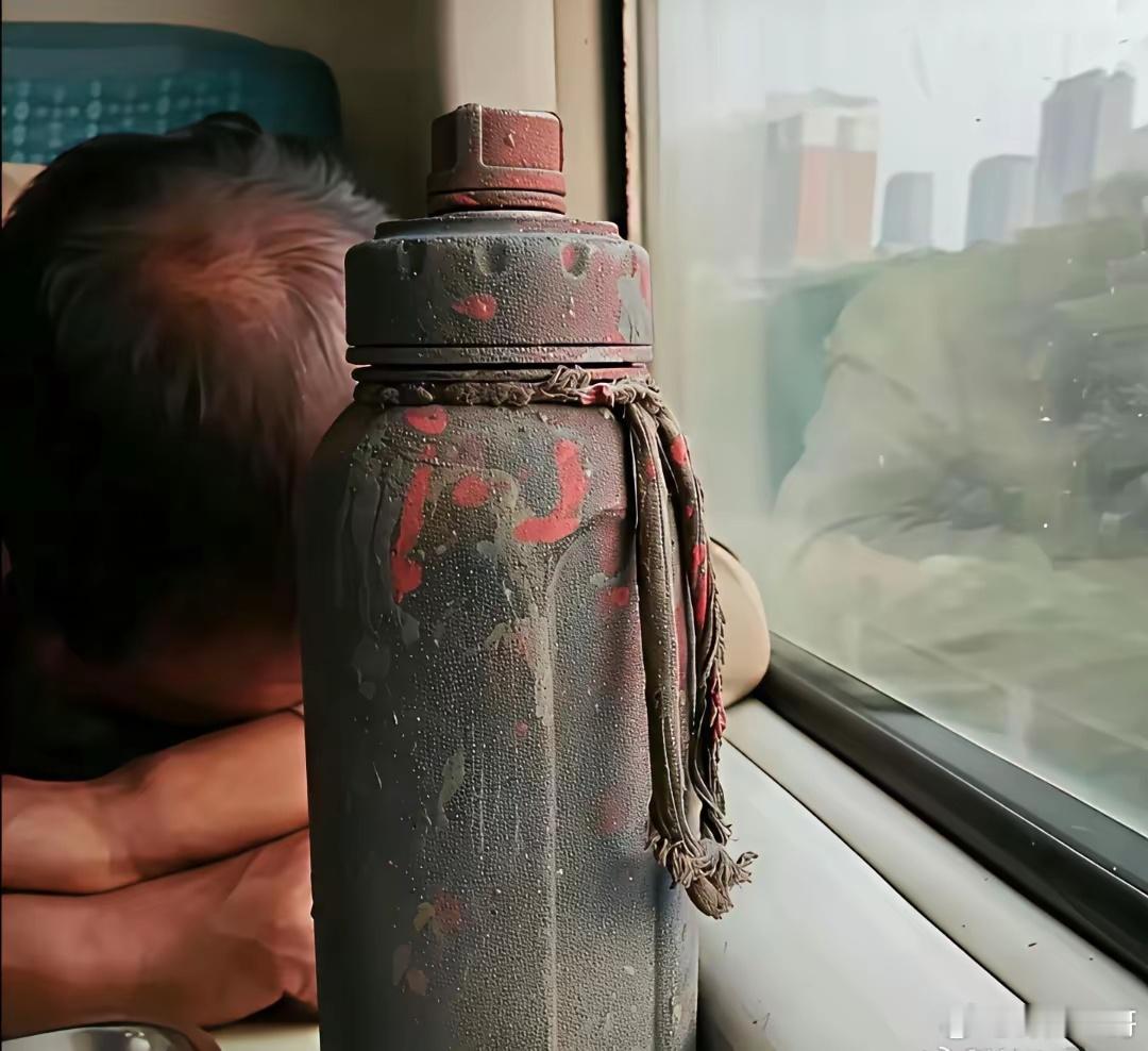 高铁上看到有人用的杯子，真是绝了，我直接看傻眼。​​​​