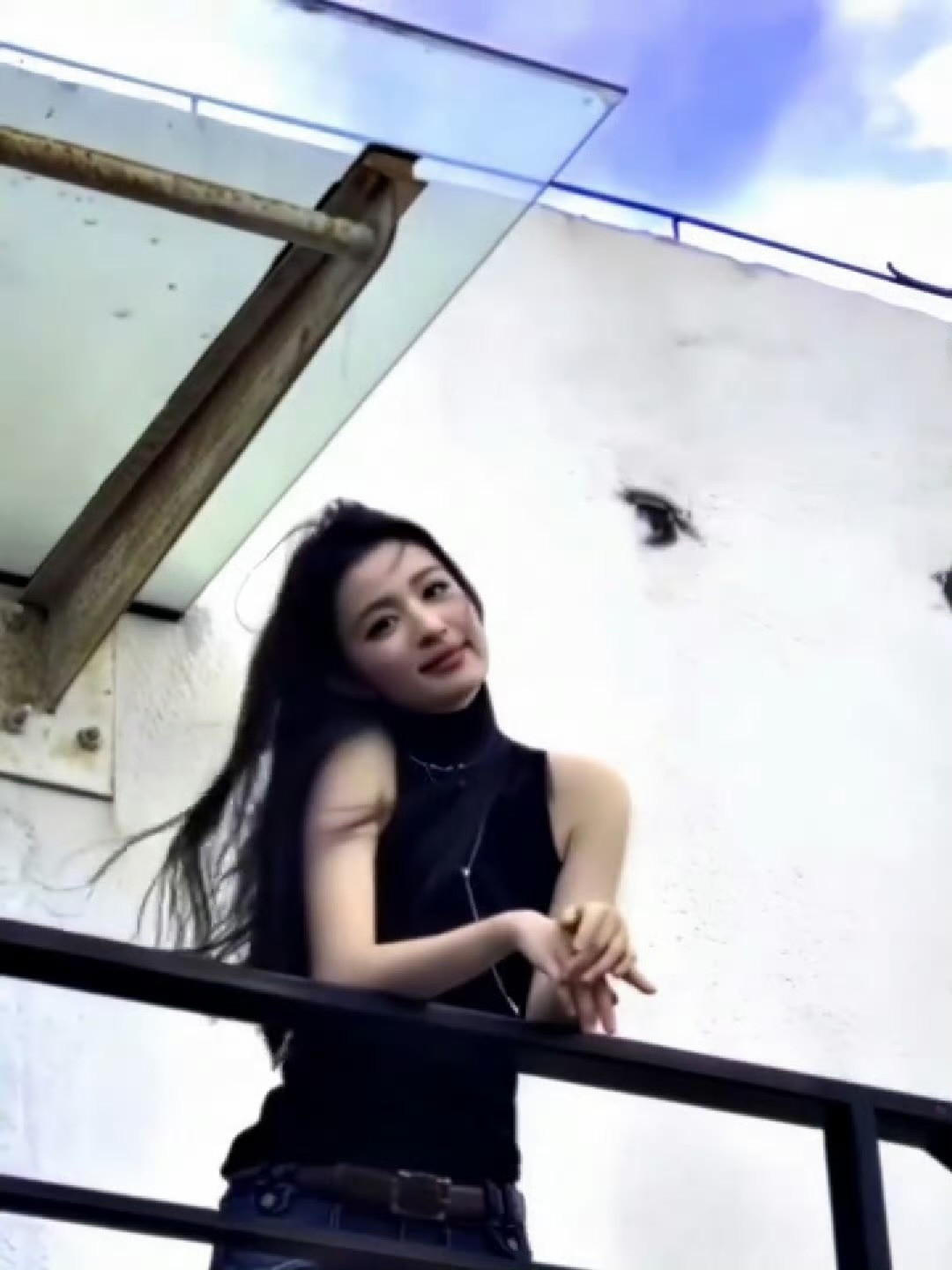 谁能拒绝王楚然这组天台live图，连头发丝都好好看，美得我眼泪从嘴角流下来