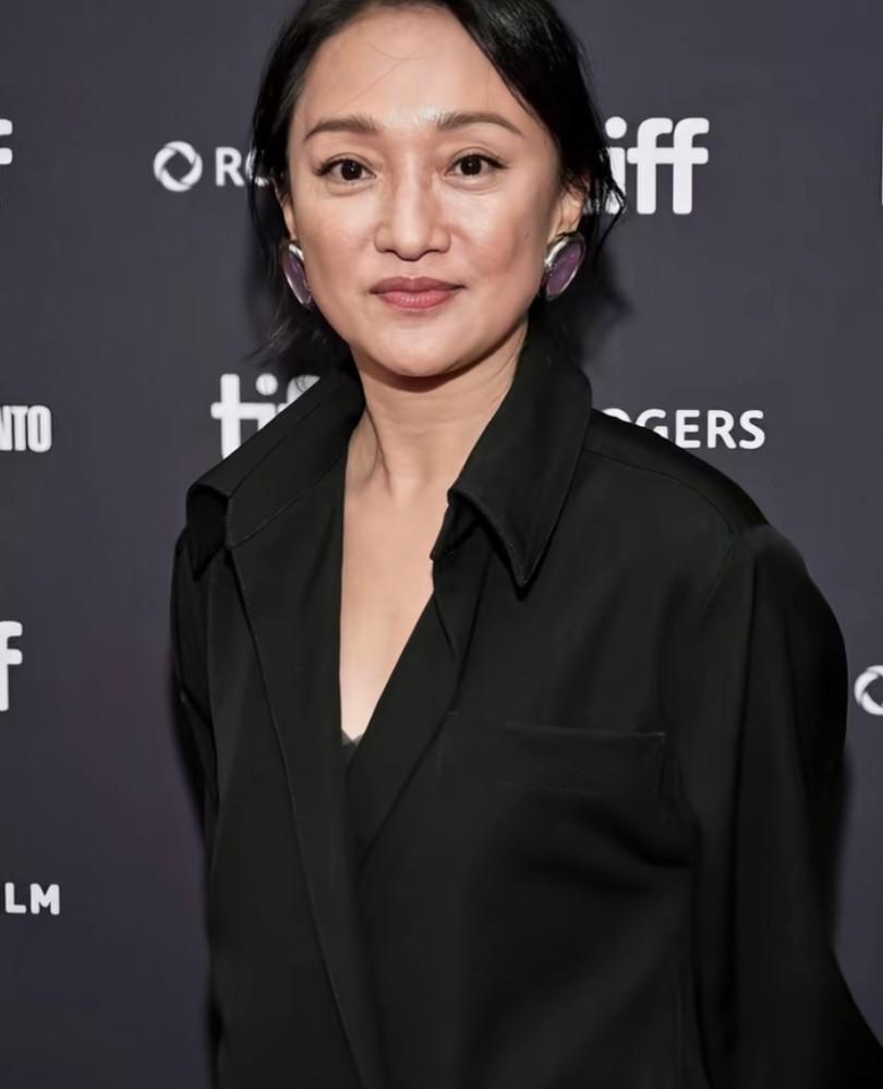 岁月不败美人这样的周迅还是很美状态比同龄人好太多了不愧是周迅不过有三个地