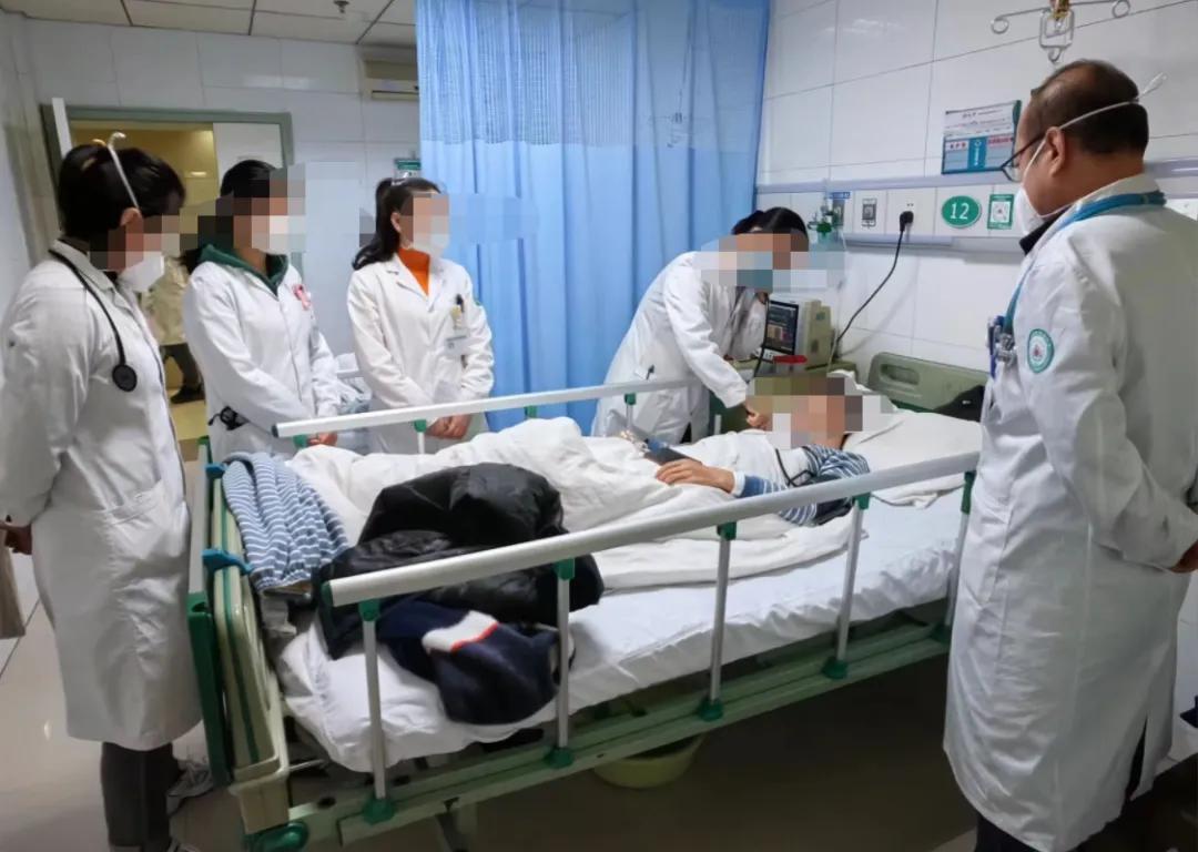这才是真正的救死扶伤[赞]12月11日，媒体报道，一“无名”患者在江苏省句容市