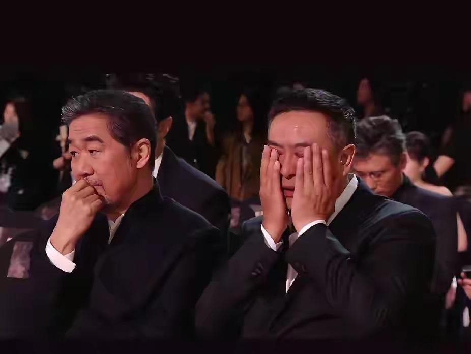 星光大赏最搞笑的一幕三个老戏骨坐在一起因为职业道德，不玩手机，不提前离场，还要配