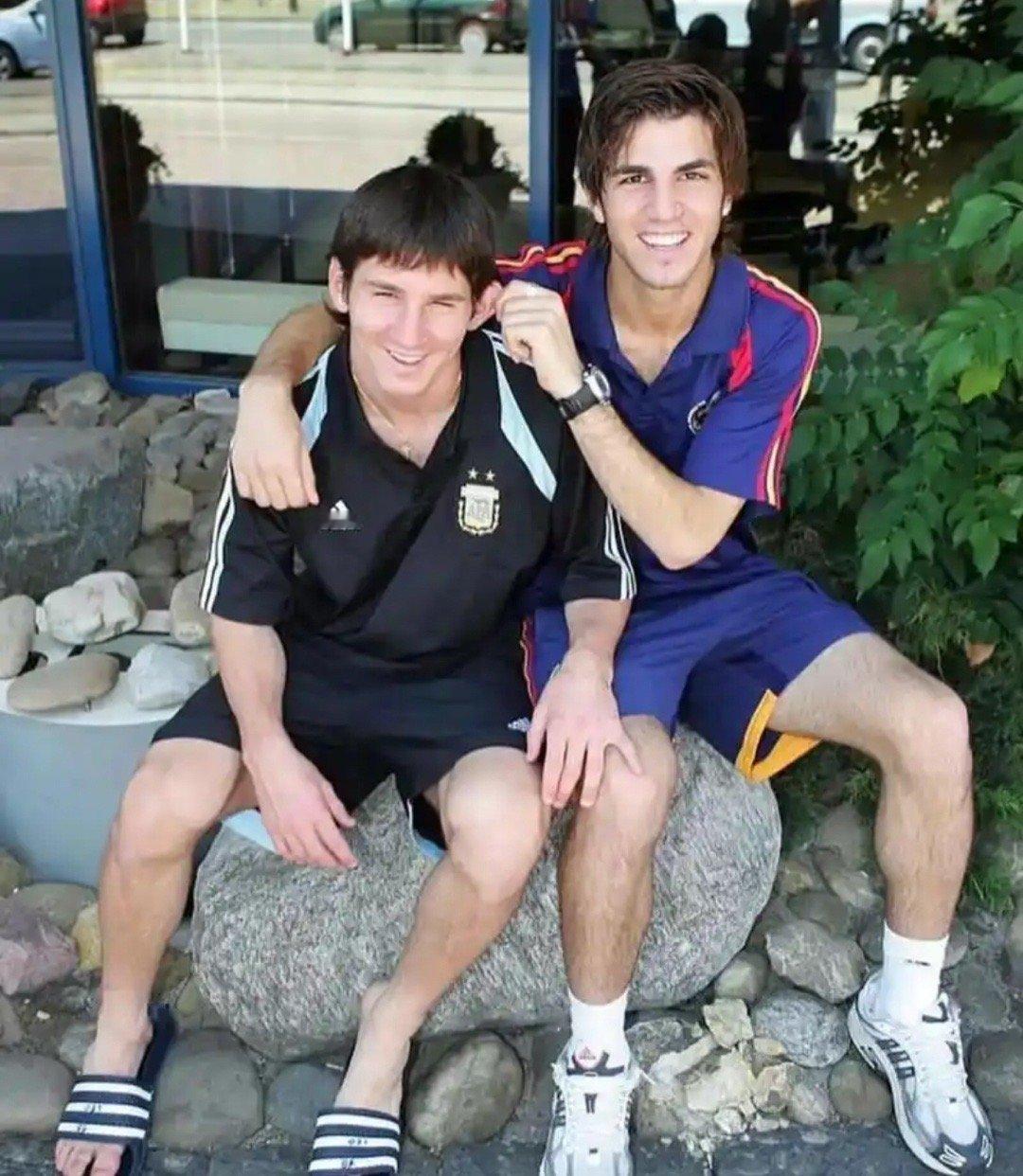 🎙法布雷加斯采访再忆初识梅西😊：你还记得梅西刚到巴塞罗那的时候吗？他是否立刻