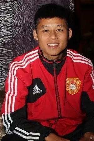 陈志钊留洋前仅掌握基础葡语（足球专业词汇），日常沟通依赖翻译，一次队内分组对抗中