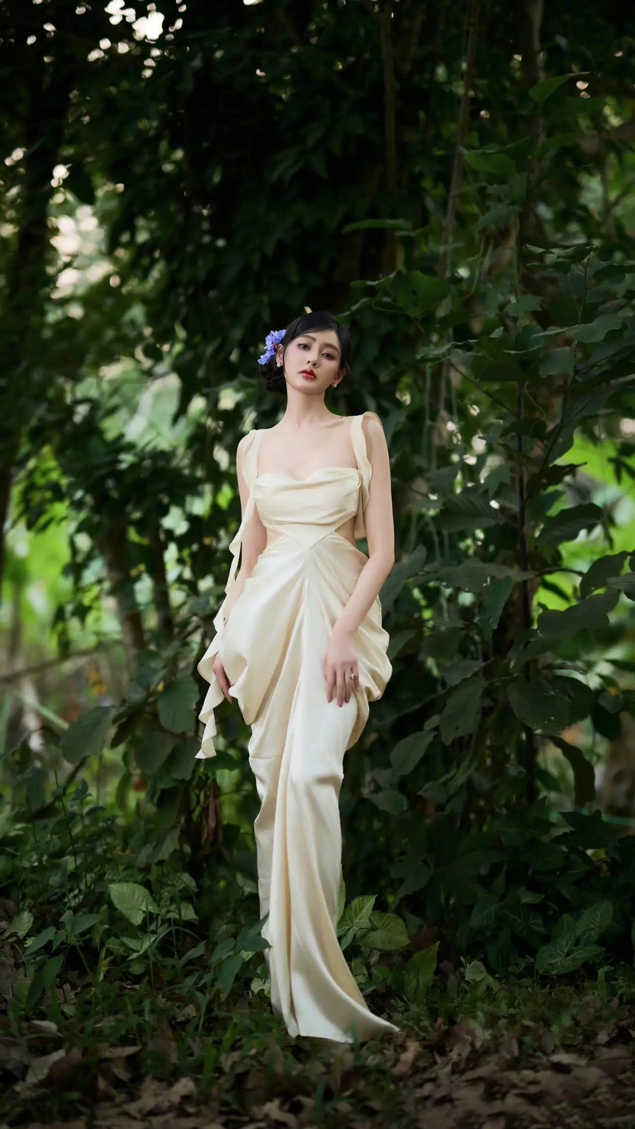 美女壁纸～张天爱，奶油色缎面长裙漫过林间绿意，发间别着淡紫花簇2026.4.15