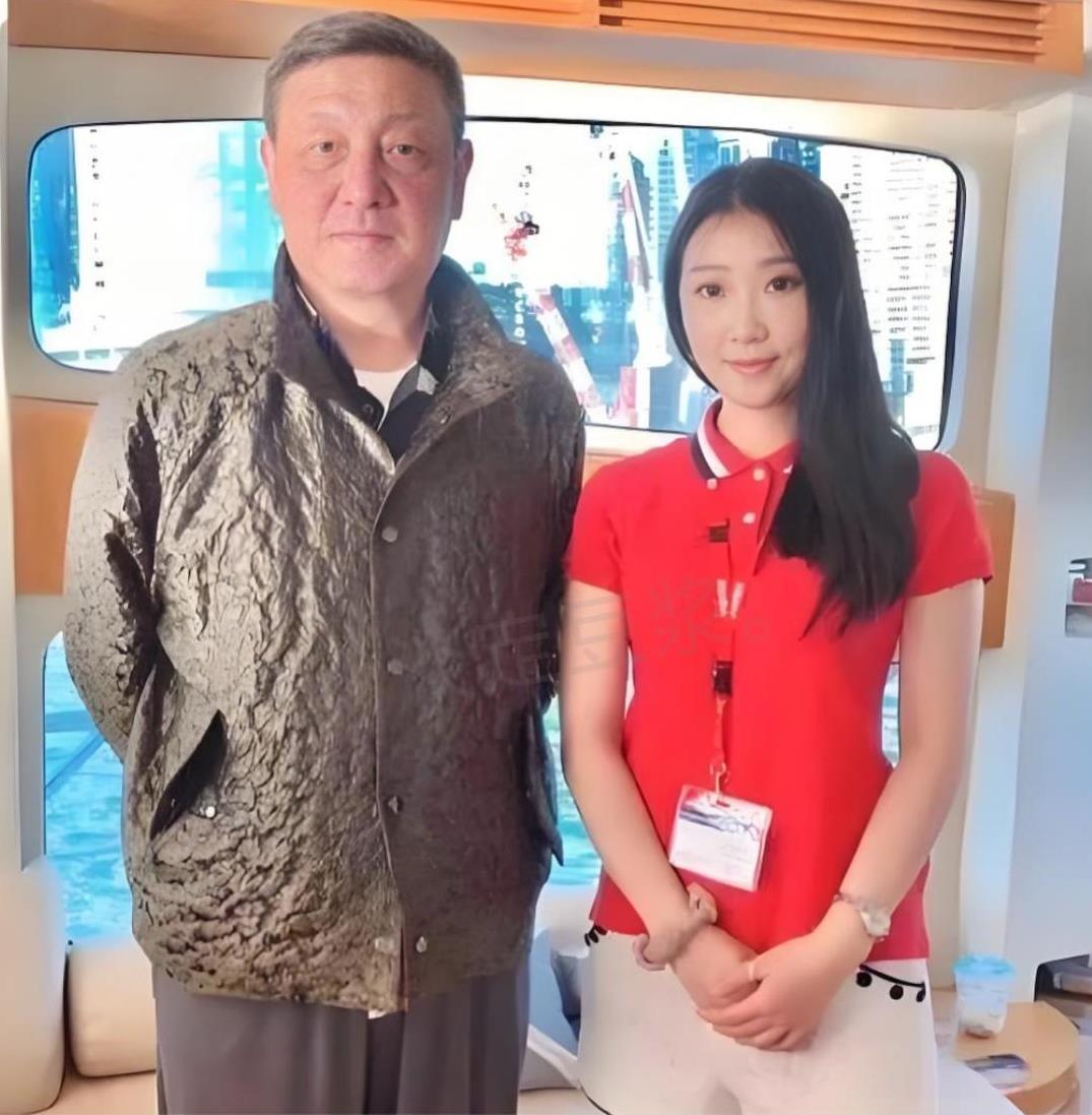 看歌手韩磊和粉丝的合影，手都放哪了？右图他是立正站着，手放胯部两边了；左图的他
