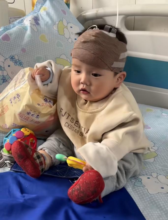 近日，云南，女子带孩子住院时发现，隔壁病床上的一岁宝宝只有70多岁的爷爷陪着，便