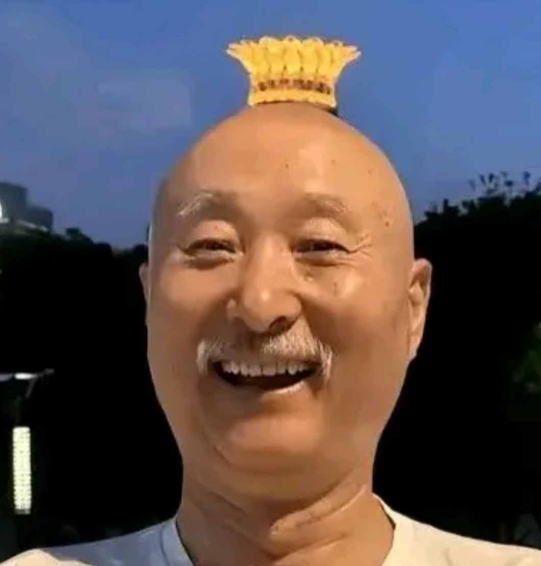 我爸的表哥，就在陈老师所在的小区当保安。他说陈佩斯老师和别人不一样，72岁的人