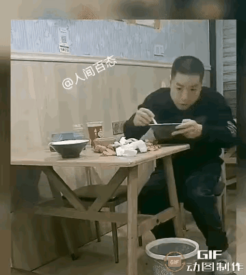 自食其果，活该！一男子在餐馆吃饭，桌子旁边就是垃圾桶，万万没先想到男子居然将吃完