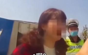 哭笑不得！近日女子开车被交警拦住，交警问女子车里怎么一股酒精味？女子刚想解释，后