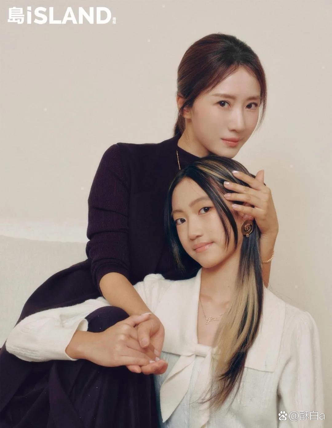 李念带14岁女儿登杂志，女儿染头发，一脸高冷模样。​​​