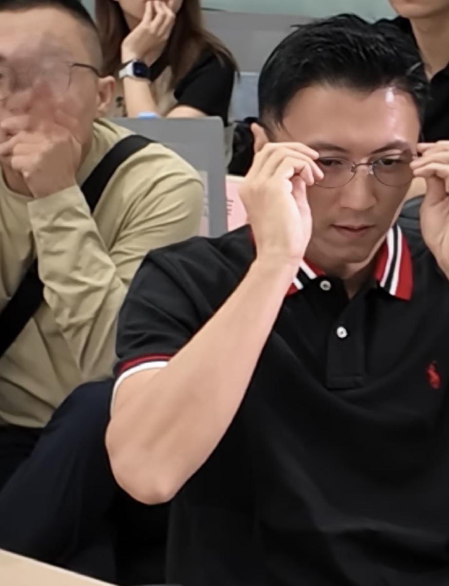 9月1日，谢霆锋在青岛海尔办公室内的画面曝光，感觉他挺疲惫的，眼袋浮肿，视力模糊