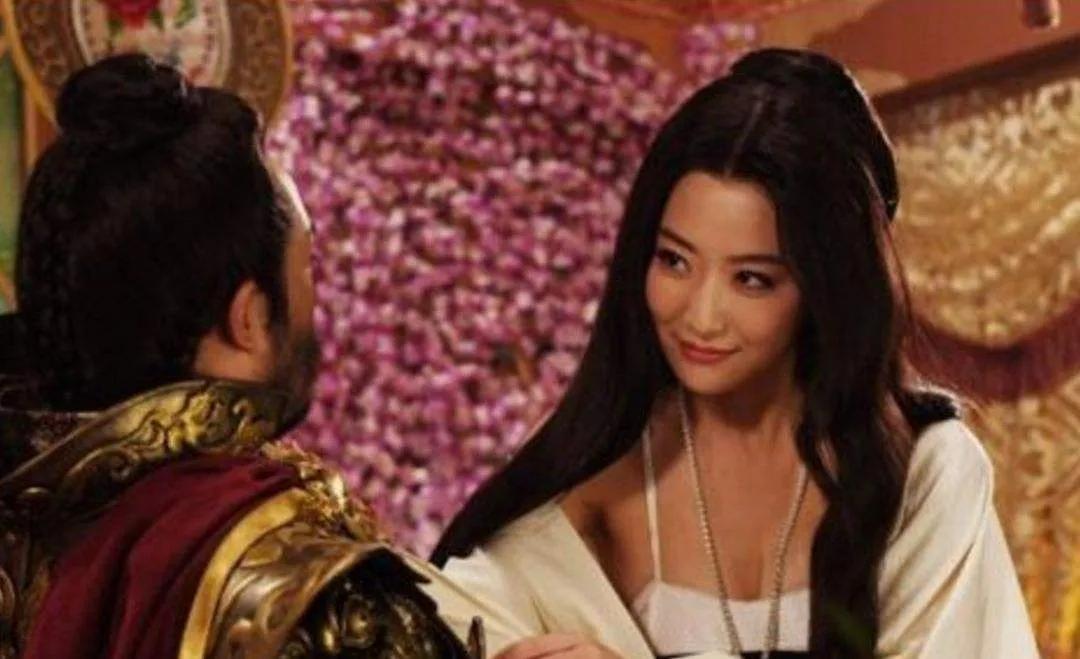 她是赵郡李氏的明珠，容貌惊艳一时，清人甚至把她与西施、王昭君并列为千古丽人。可这