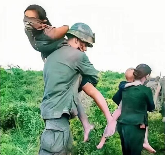 1979年，我军活捉6名越南女兵，可没想到的是，她们第一时间不是求饶，而是脱起了