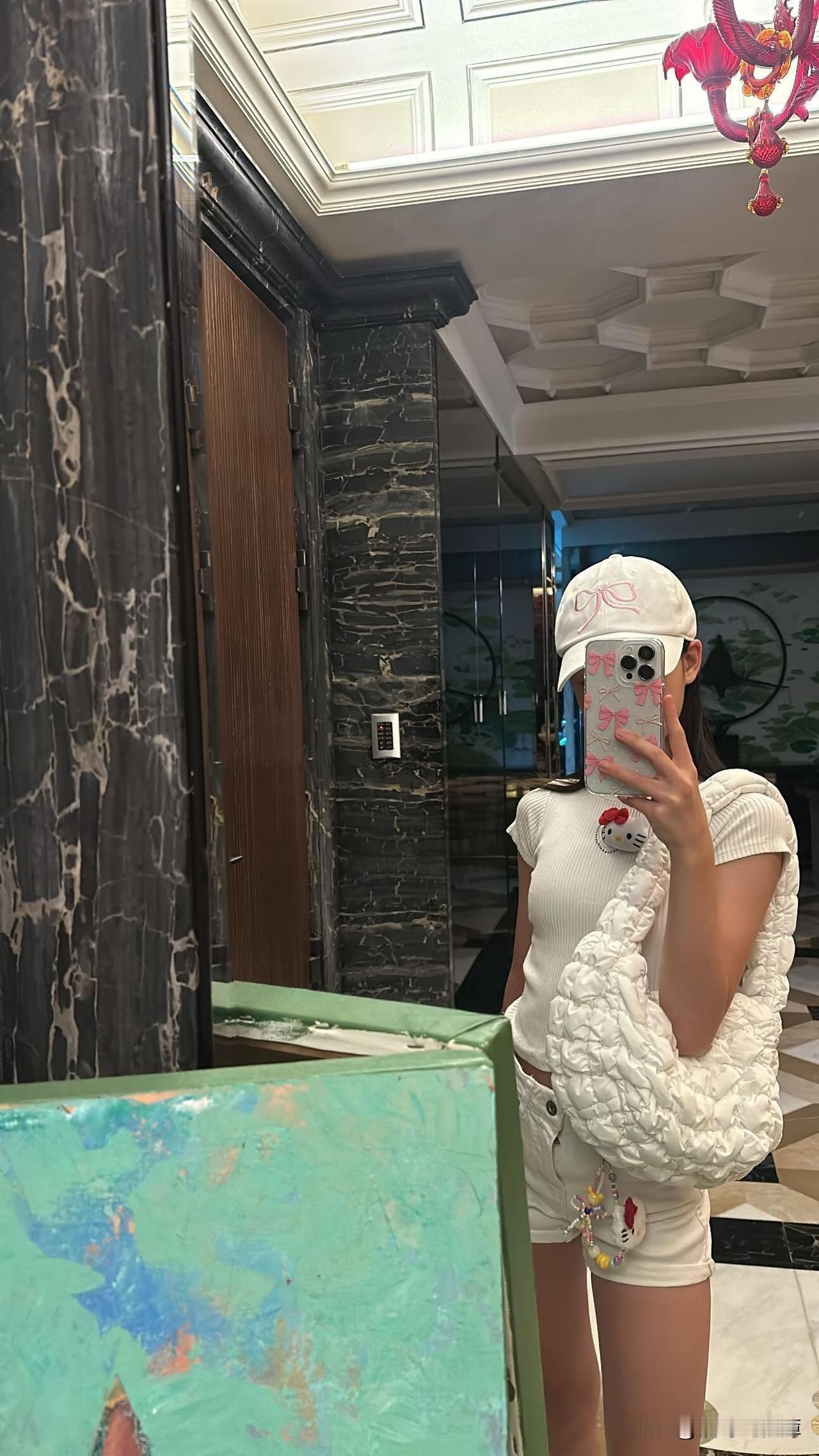 小S的女儿许老三好像非常喜欢对镜自拍，据说这个帝宝豪宅价值一亿人民币～～～不得不