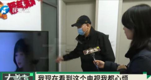 河南郑州，男子花1778元买了一台65寸小米电视，用了不到一年黑屏了，他找售后维