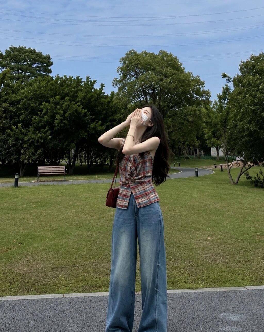 阳光下的清新少女，享受美好时光