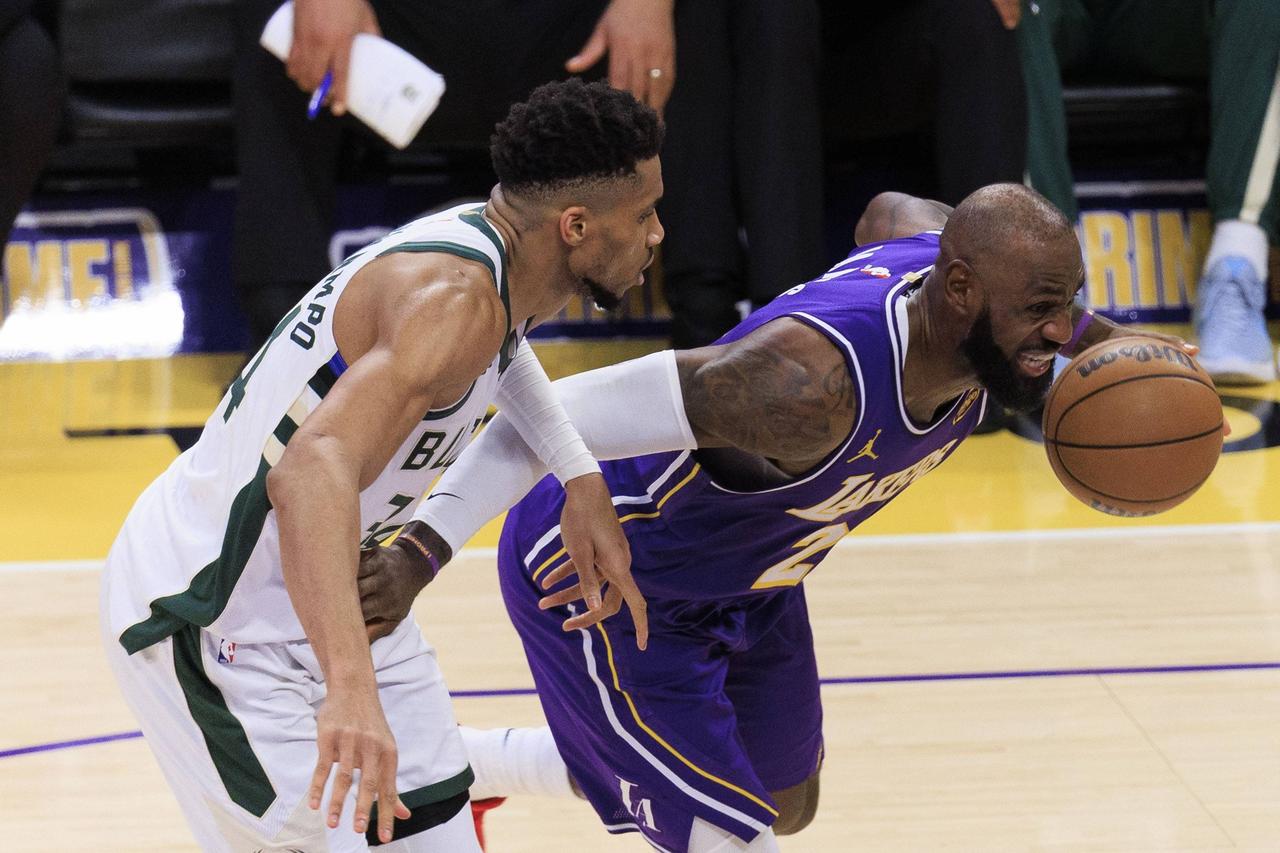 据ESPN王牌名记ShamsCharania权威爆料，詹姆斯经纪人里奇·保罗正