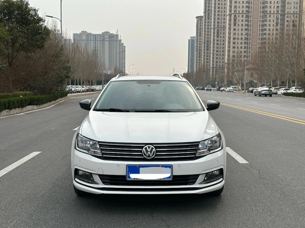 大众朗行座舱感受两厢德系家用，实用耐看超省心大众朗行这台旅行风两厢车，属于越